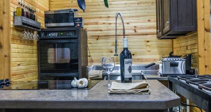 Lodge just off Indian Creek Perfect Getaway w Firepit, Hiking, Canoeing, Fishing