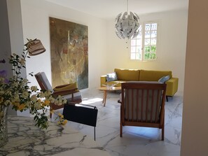 TV, lettore DVD, impianto stereo, studio