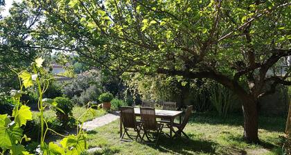 Le Jardin de Pierrette... with garage and city view very close to the city center.
