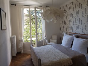 3 bedrooms, desk, iron/ironing board, travel cot