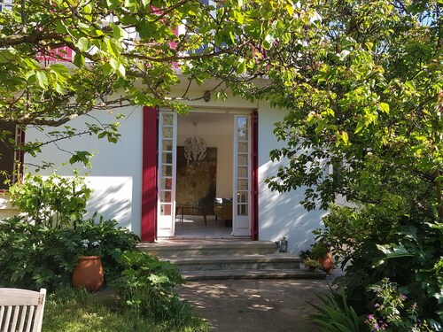 Le Jardin de Pierrette... with garage and city view very close to the city center.
