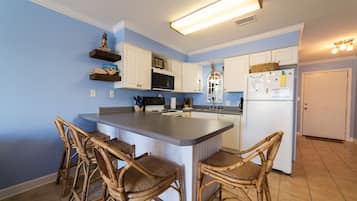 Køleskab, mikrobølgeovn, ovn, kogeplade