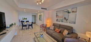 Smart TV - Apartamento en 1ª Línea de Playa con Terraza Cubierta y Descubierta (Casares Costa)