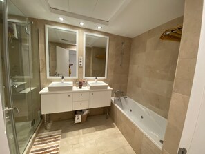 Ensemble douche/baignoire, baignoire à jets, sèche-cheveux
