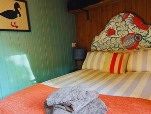 1 bedroom, bed sheets