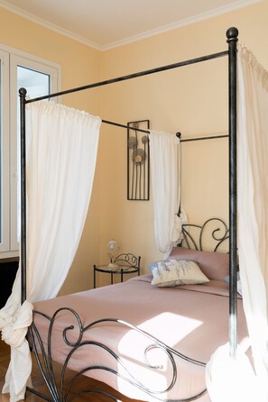 3 chambres, bureau, fer et planche Ă repasser, lit parapluie
