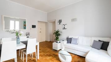 Smart TV, libri, studio