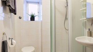 Dutxa, assecador de cabells, bidet i tovalloles 