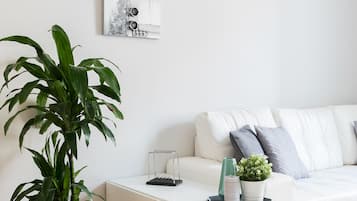Een smart-tv, boeken en een kantoor