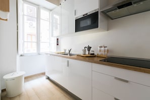 Réfrigérateur, micro-ondes, four, plaque de cuisson