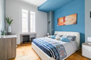 3 chambres, bureau, fer et planche Ă repasser, lit parapluie