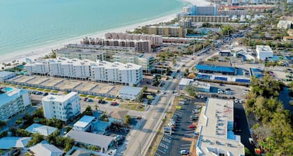 Newly Remodeled-150 Yards to Beach and Restaurants!