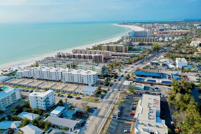 Newly Remodeled-150 Yards to Beach and Restaurants!