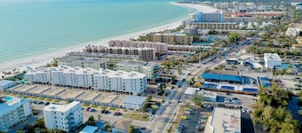 Newly Remodeled-150 Yards to Beach and Restaurants!