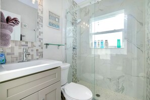 Dusche, Haartrockner, Handtücher, Seife