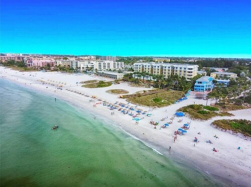 Newly Remodeled-150 Yards to Beach and Restaurants!