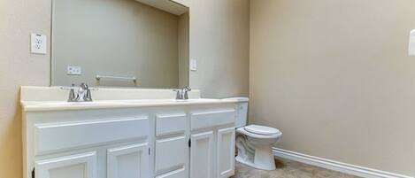 Ensemble baignoire-douche, séchoir à cheveux, serviettes fournies