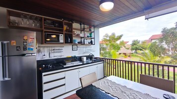 Refrigerador, microondas, licuadora, utensilios de cocina