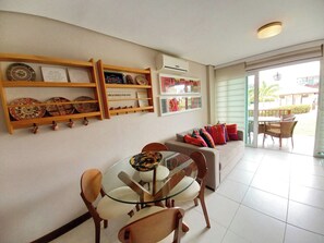 Apartamento, vista para a piscina, no piso térreo | Sala de estar | TV de tela plana 32 polegadas com canais via satélite, TV