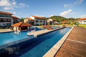 2 piscinas externas