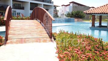 Family Apartment, Balcony, Pool View | Kolam renang | 2 kolam renang terbuka