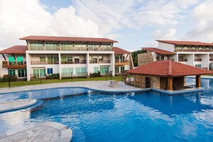 2 piscinas al aire libre