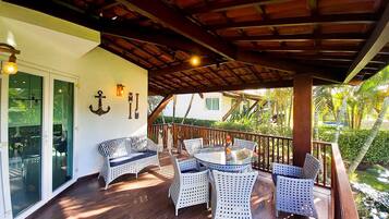 Luxury Chalet | Outdoor dining