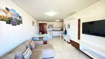 Apartamento | Área de estar | TV de tela plana 32 polegadas com canais via satélite, TV