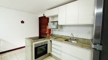 Refrigerador, microondas, licuadora, utensilios de cocina
