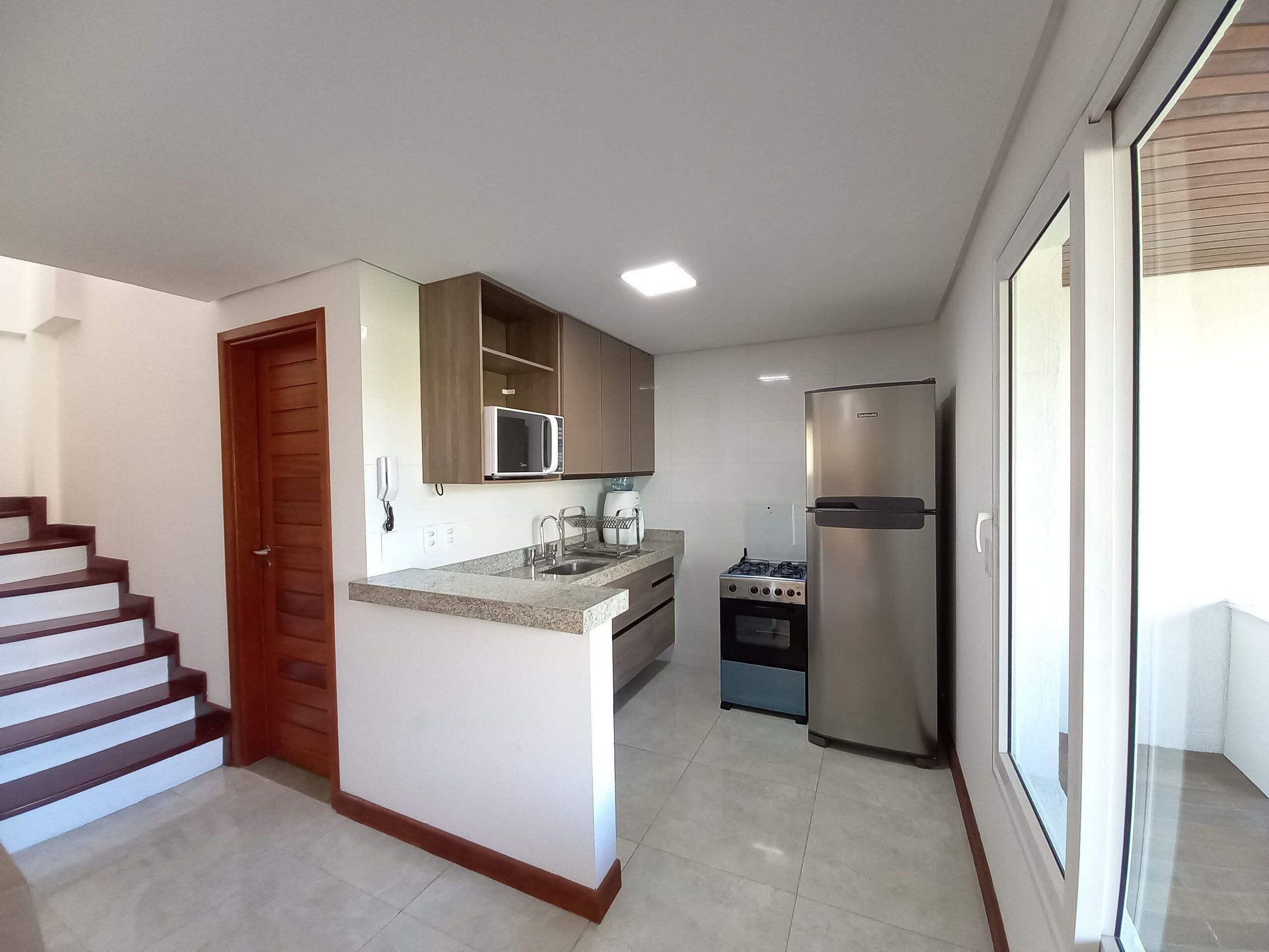 Apartamento família, sacada, vista para a piscina | Cozinha privada | Geladeira, micro-ondas, liquidificador