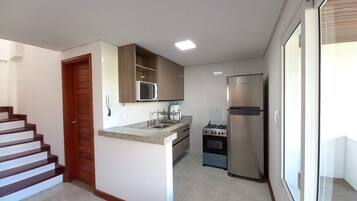 Apartamento família, sacada, vista para a piscina | Cozinha privada | Geladeira, micro-ondas, liquidificador