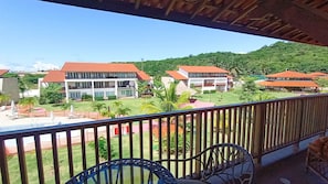 Ein Hotel mit mehreren Gebäuden, einem Pool und Blick auf eine grüne Landschaft.
