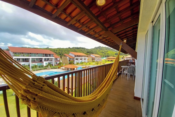 Apartamento familiar, vistas a la piscina | Patio hawaiano