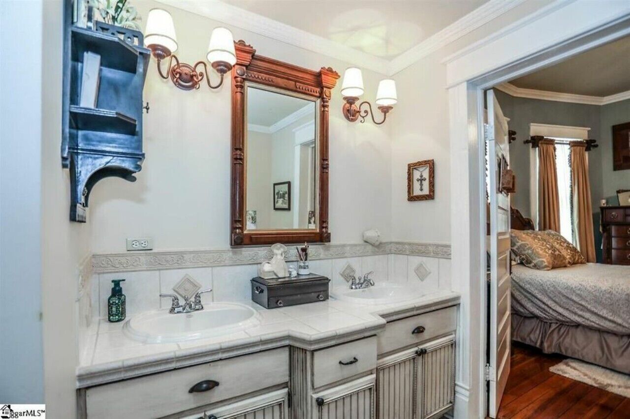 A Victorian Jewel circa 1907 w/modern accrutaments: Gourmet Ktch,  Veranda, BBQ