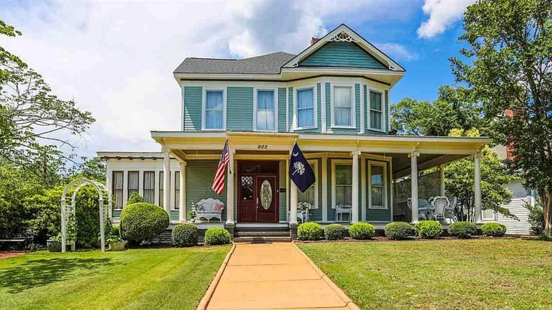 A Victorian Jewel circa 1907 w/modern accrutaments: Gourmet Ktch,  Veranda, BBQ