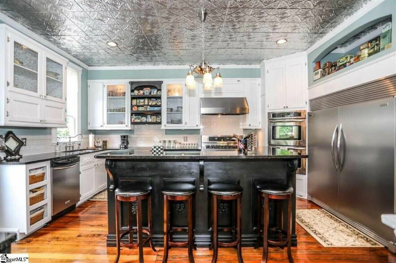 A Victorian Jewel circa 1907 w/modern accrutaments: Gourmet Ktch,  Veranda, BBQ