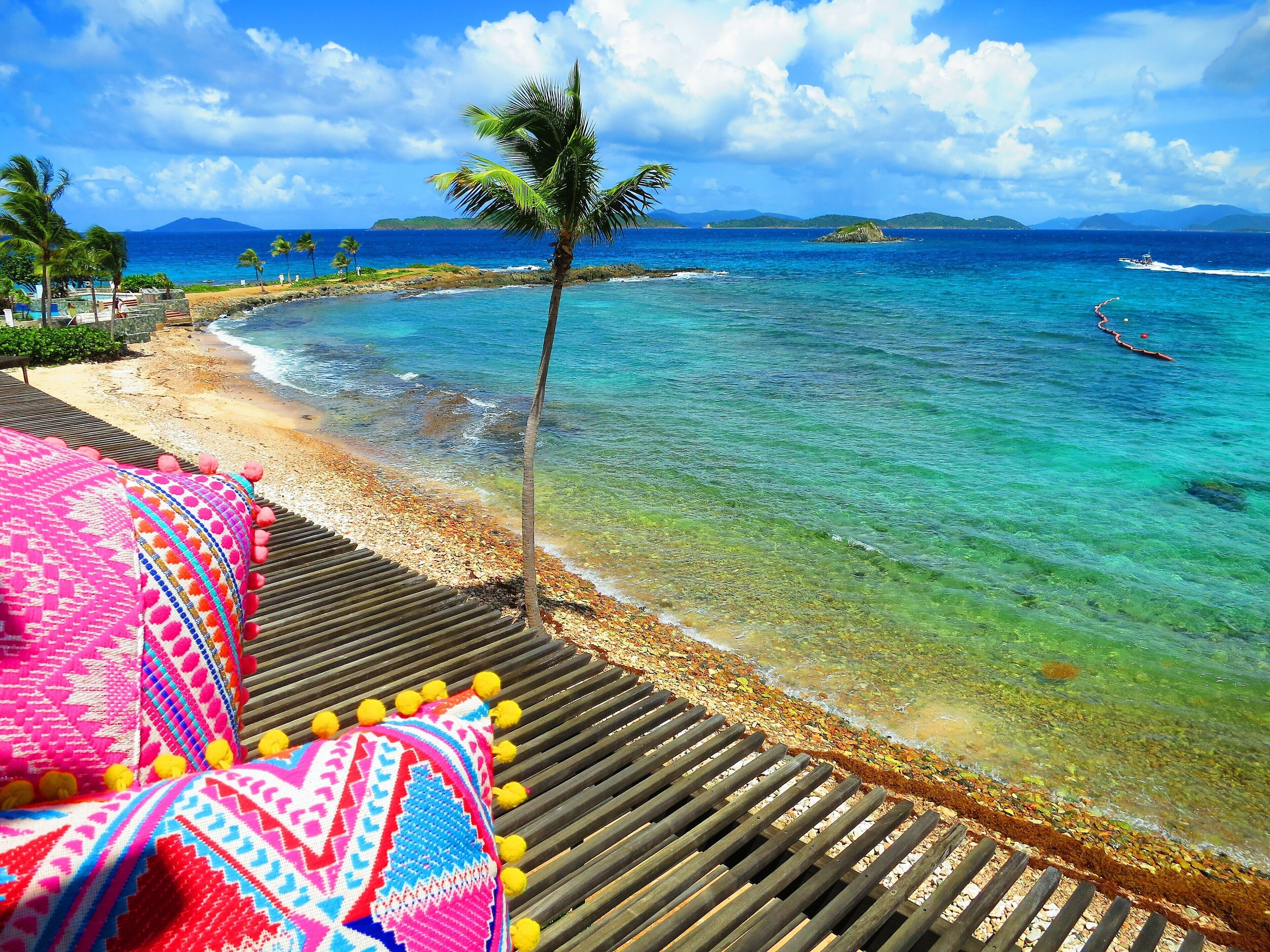 على الشاطئ، كراسي للتشمس، مناشف للشاطئ