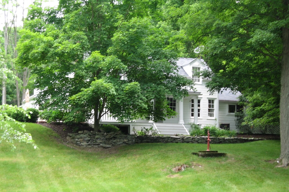 Private bed& bath on 30 acre farm, stream and wildlife abound. 2 miles to omega