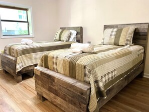 4 bedrooms, iron/ironing board, WiFi, bed sheets