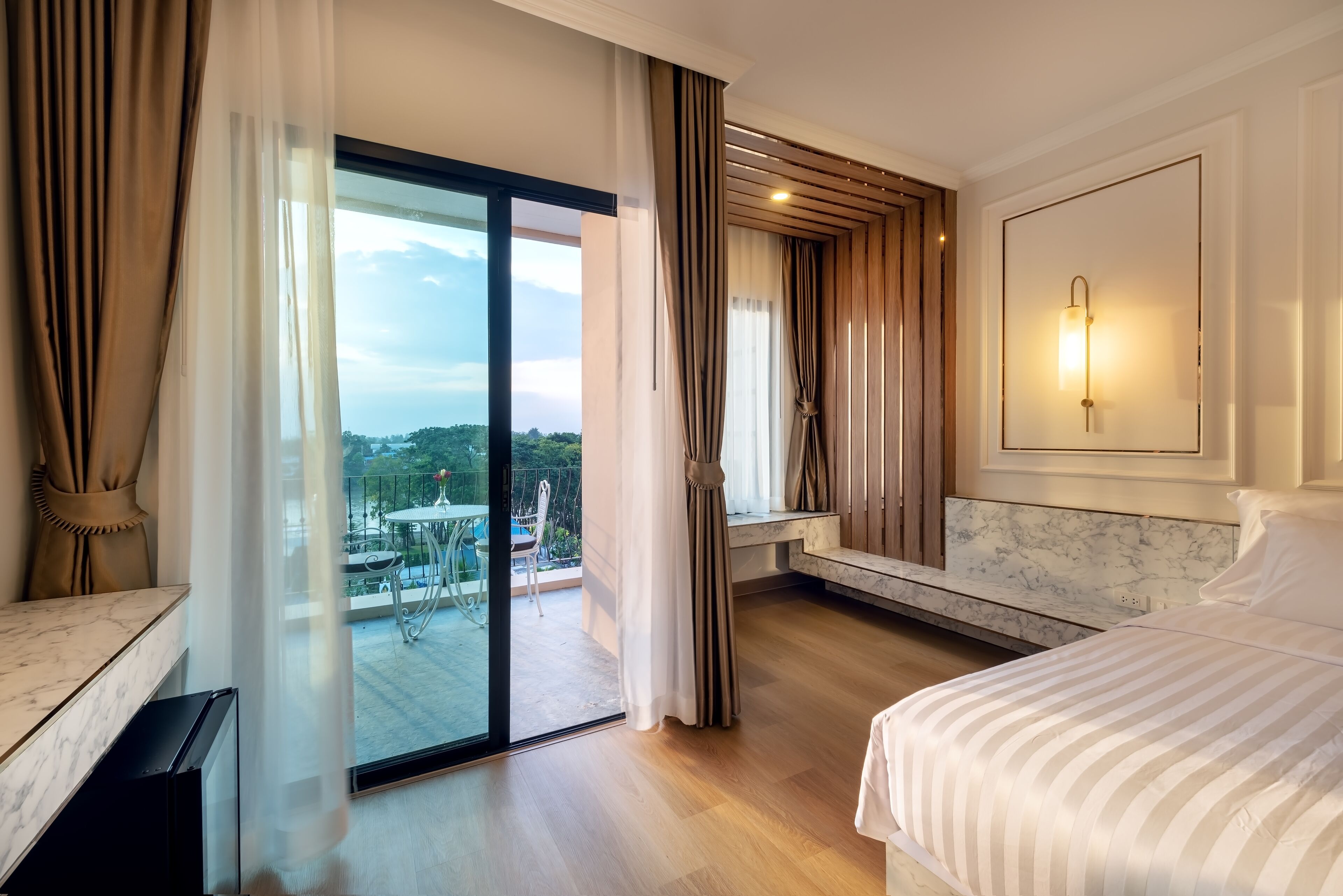 Deluxe King with Bathtub | View from room