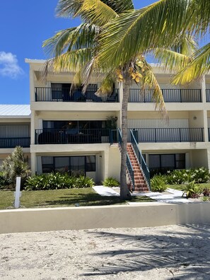 Exterior - Gorgeous 3BR Oceanfront Villa - Amazing Views of Turquoise Water (Freeport)