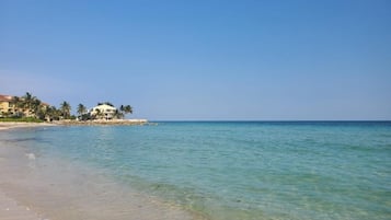 Accommodatie ligt op het strand, ligstoelen, strandlakens
