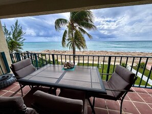 Outdoor dining - Gorgeous 3BR Oceanfront Villa - Amazing Views of Turquoise Water (Freeport)