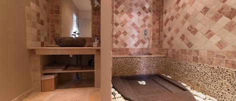 Regadera, tina de hidromasaje, bidet