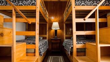 7 chambres, bureau, fer et planche Ă repasser, lit parapluie