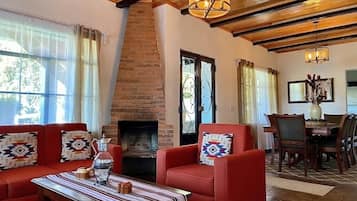 Una Smart TV, una chimenea, un reproductor estéreo