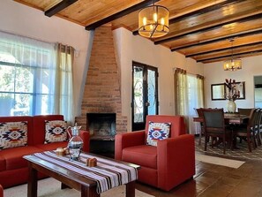 Smart TV, fireplace, stereo - Lake Front House (Panajachel)