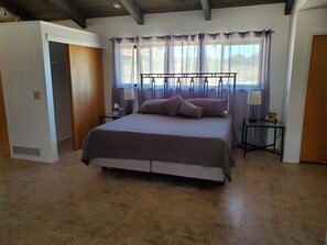 4 quartos, escrivaninha, Wi-Fi de cortesia, roupa de cama