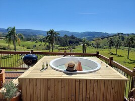 Chalé lua de mel, lareira, vista para a montanha | Comodidades do quarto