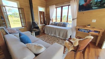 Chalet de luna de miel, chimenea, vista a la montaña | Sala de estar | Televisión LED de 43 pulgadas con canales por cable y televisión 